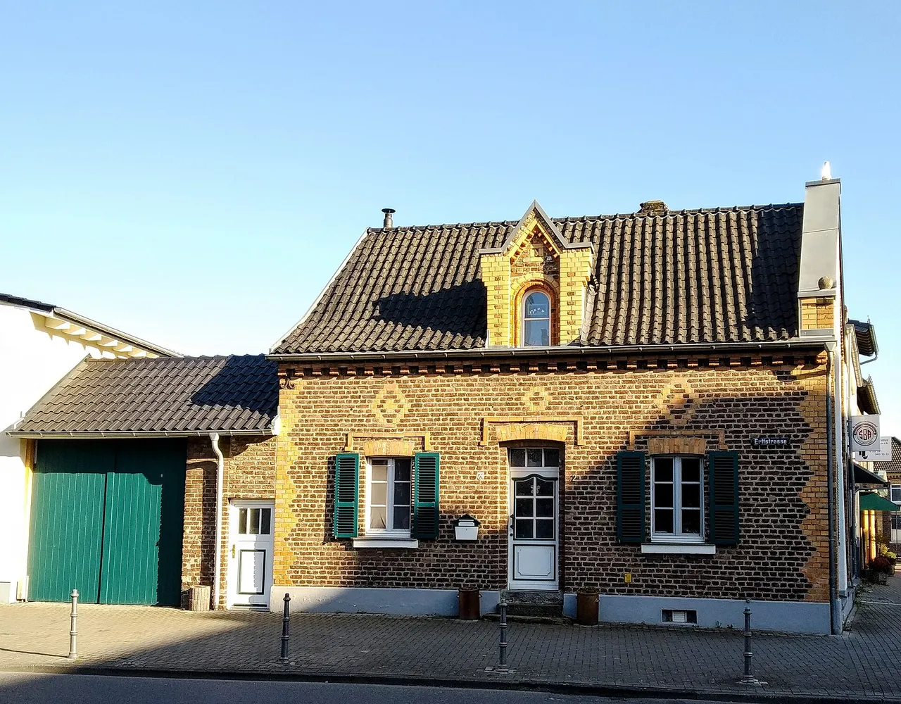 Klinkerhaus mit grünem Tor