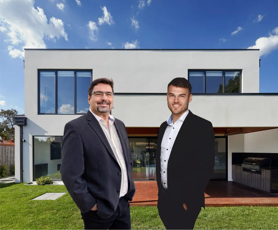 Klaus Müller und Carlo Rohner vor einem Einfamilienhaus
